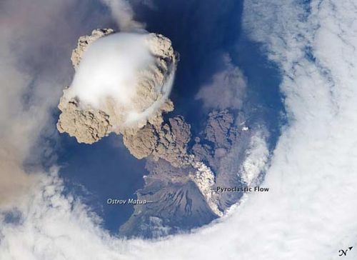 图:震撼之美!宇航员从太空拍下火山喷发照片