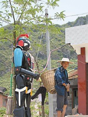 村民将2米高变形金刚放家门口当门神(组图)