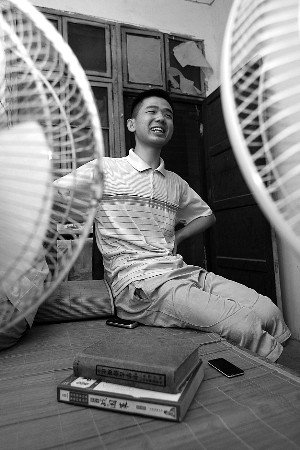湖北写古体长诗高考生现身 否认提前写好作文