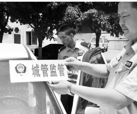 厂长因停车与人闹纠纷 掏枪抵住车主脑门(图)