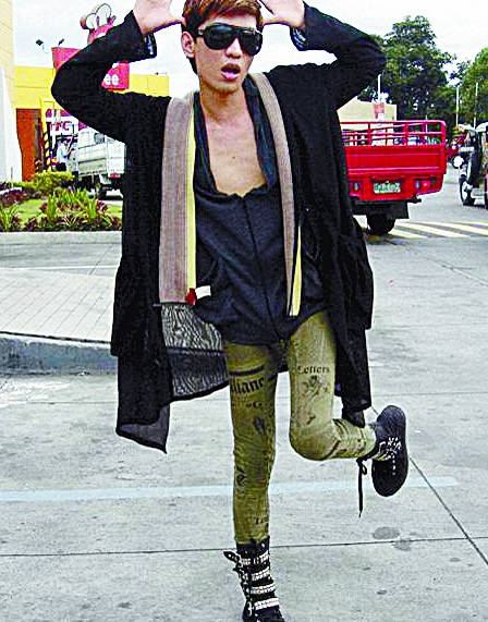 菲律宾20岁男孩爆红时尚界(图)