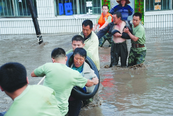 依安县新发乡突降大雨 12户村民被洪水围困(组