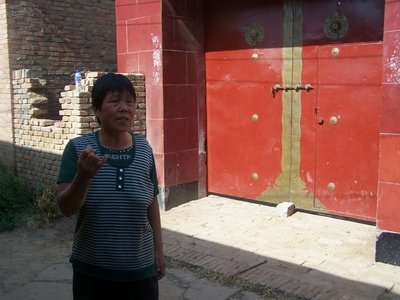农妇清晨在家门口被全身炸伤 网友吁迅速破案