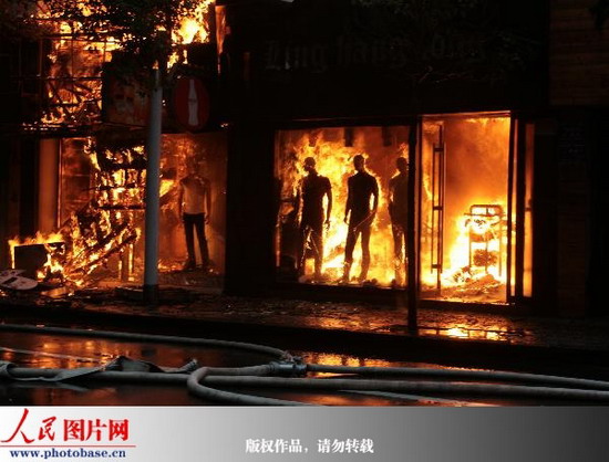 南昌中山路十多家商铺起火 版权作品,请勿转载。