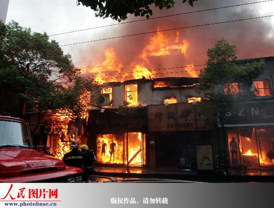南昌中山路十多家商铺起火 版权作品, 请勿转载。