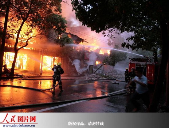 南昌中山路十多家商铺起火 版权作品,请勿转载。