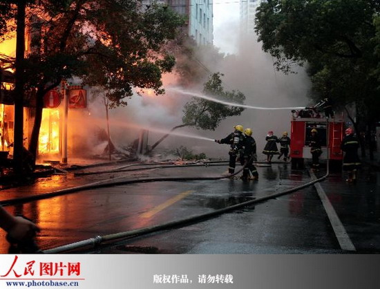 南昌中山路十多家商铺起火 版权作品 请勿转载。