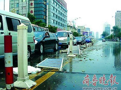九级狂风昨日肆虐烟台6分钟 城市一片漆黑(图) 九级狂风昨日肆虐烟台6分钟 城市一片漆黑(图)