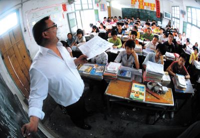 教师病后戴口罩上课 学生凑百余鸡蛋祝其康复