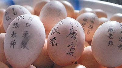 教师病后戴口罩上课 学生凑百余鸡蛋祝其康复