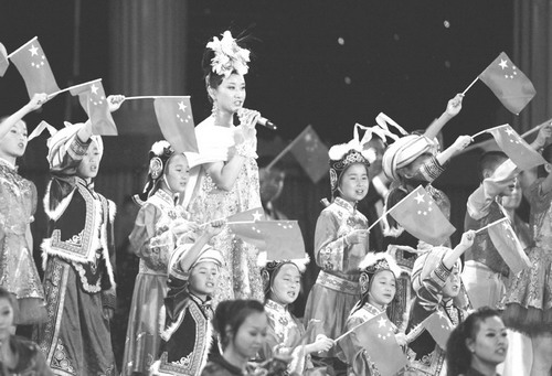 宋祖英和羌族孩子们一起合唱《爱我中华》。