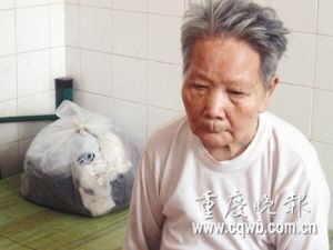 八旬老人生病入院 子女翻旧账相互推脱(图)