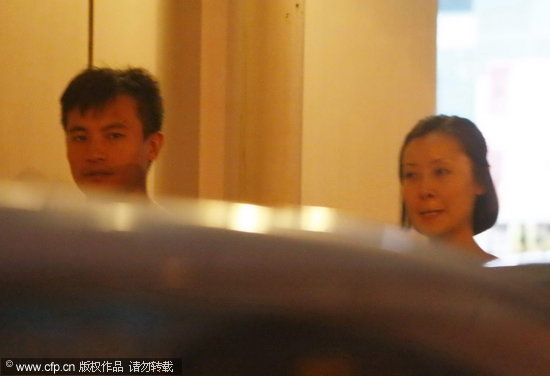 文章耿乐狂喝扎啤消暑马伊琍藤椅上打瞌睡(图)