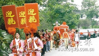 新郎穿状元服骑马迎新娘 路人高呼帅呆了(图)