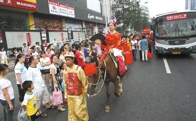 新郎穿状元服骑马迎新娘 路人高呼帅呆了(图)