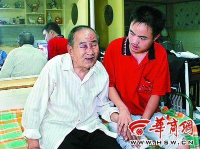 昨日,的哥杨军峰专程看望了崔长柱老人 本报记者 汤继颖 摄