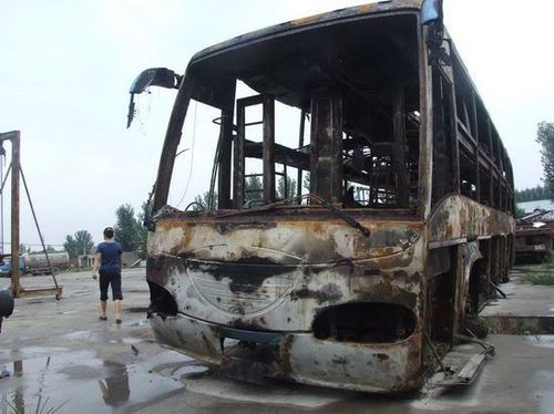 湖北襄樊载有40人旅游车自燃4人死亡(组图)