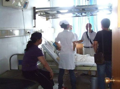 湖北襄樊载有40人旅游车自燃4人死亡(组图)