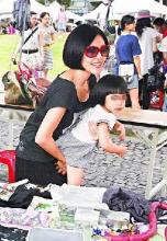 小S叫卖40元一件二手衣拖两女儿摆摊位(组图)