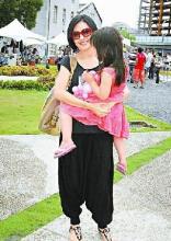 小S叫卖40元一件二手衣拖两女儿摆摊位(组图)