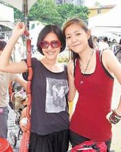 小S叫卖40元一件二手衣拖两女儿摆摊位(组图)
