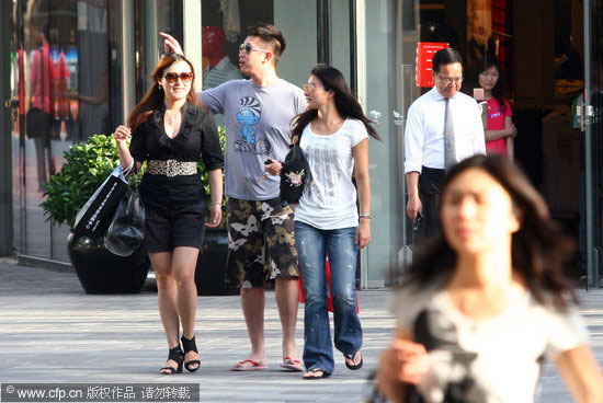 郭晶晶与墨镜型男逛街购物化身时尚达人(组图)