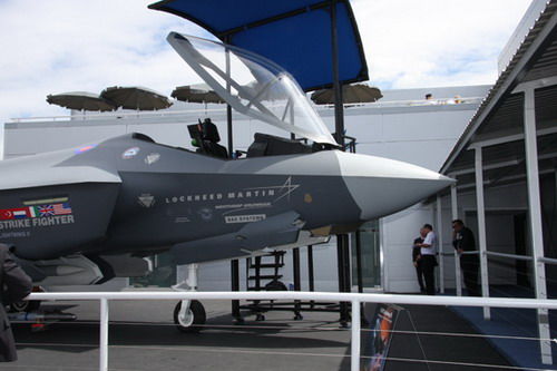首架美国海军舰载型F-35C战斗机正式下线 首架美国海军舰载型F-35C战斗机正式下线