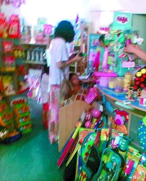 王菲带女儿买玩具 穿同款花裙大秀民族风(图)