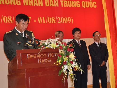 7月30日,中国驻越南使馆举行八一招待会。图为唐步生大校致词。 刘刚 摄