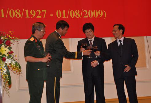 7月30日,中国驻越南使馆举行八一招待会。 图为使馆临时代办翟雷鸣(左三)、使馆武官唐步生(左二)同越南嘉宾举杯庆贺。 刘刚 摄