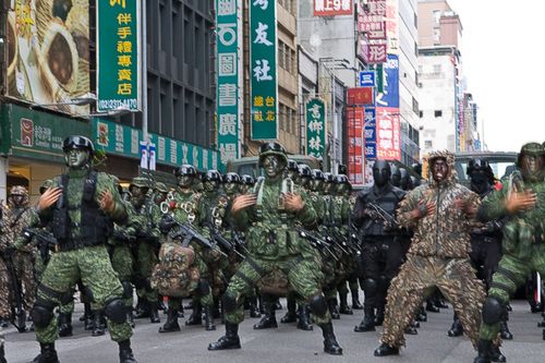 双十阅兵上跳起土著战舞的台军