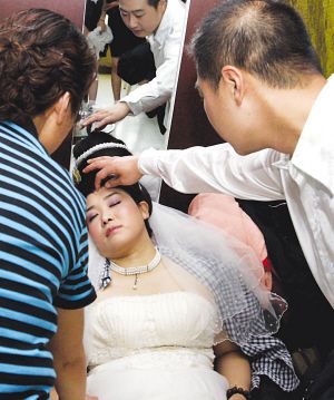 男子迎娶身患肠癌女孩 特殊婚礼感动陌生人