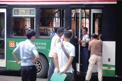 司机协助勘查人员还原现场。 本报记者王磊摄