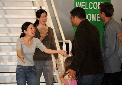 克林顿“救美” 两记者在洛杉矶与家人团聚(组图)