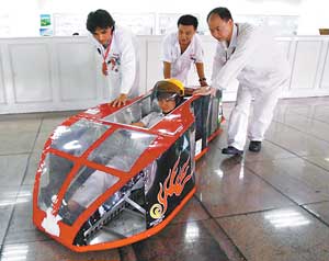 男子手工制造节能车1升油跑500公里