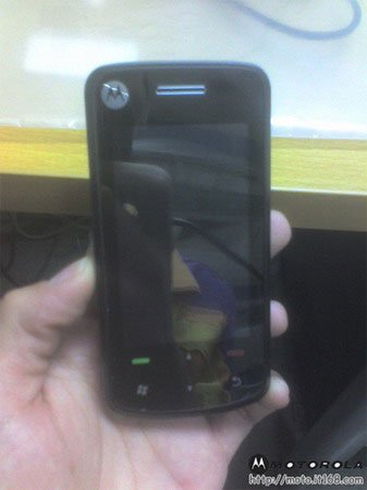 电信定制 MOTO智能3G手机A3300曝光