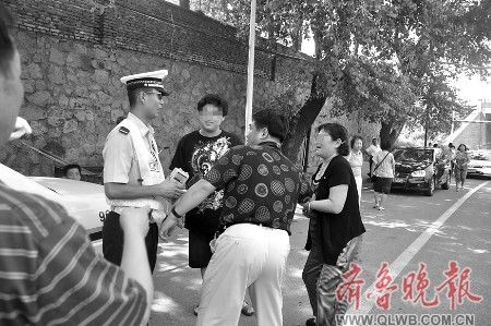 醉酒司机被拦截 妻子与交警“抢”夫(图)