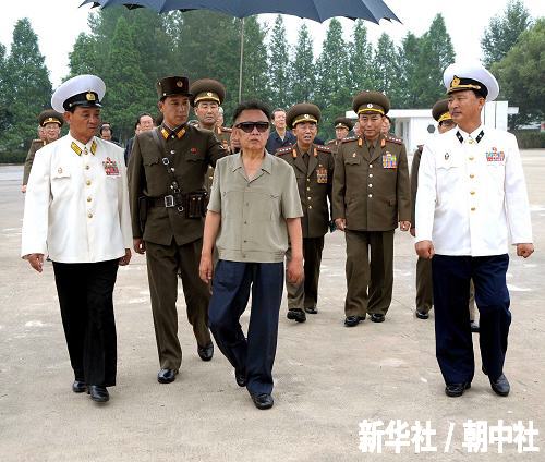 图为8月12日朝鲜最高领导人金正日(前中)视察位于咸镜南道咸兴市的金正淑海军大学。新华社/朝中社