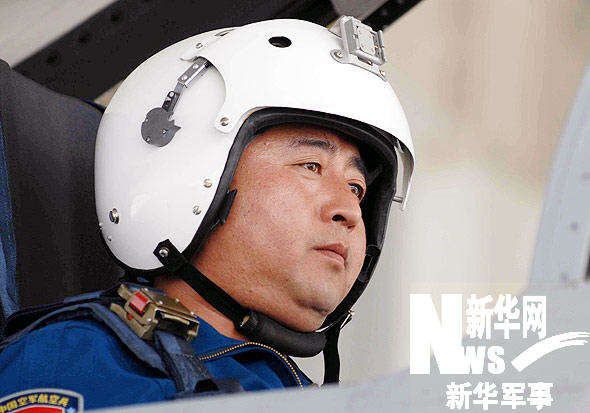 空军航空兵某师一级飞行员孟凡升驾机升空。徐边春 摄