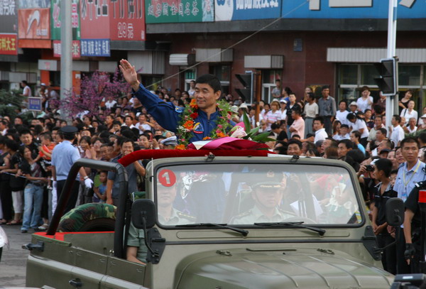 英雄航天员刘伯明回到家乡依安