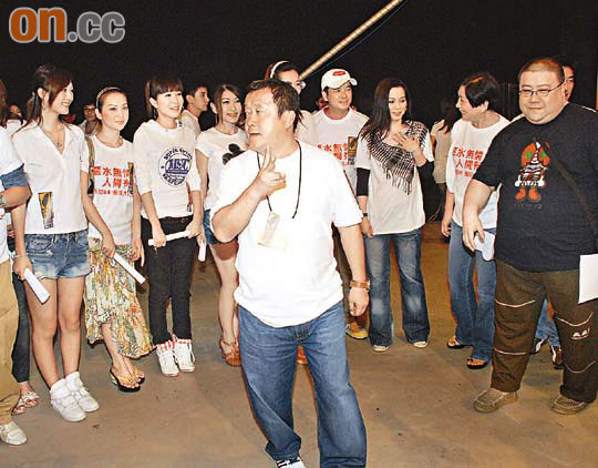 香港演艺界为台湾灾区义演曾志伟定下穿衣规矩