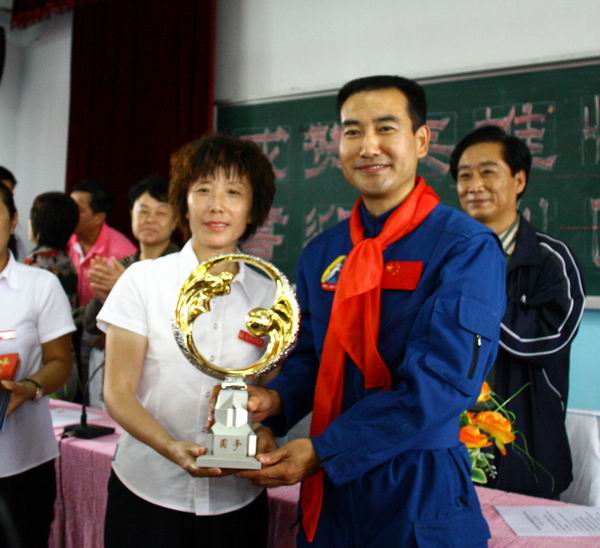 自采新闻 正文   17日早,龙江县政府会议大厅内,航天英雄翟志刚龙江