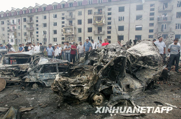 8月17日,人们在俄罗斯印古什共和国首府纳兹兰爆炸现场围观。俄罗斯印古什共和国首府纳兹兰市一警察局院内当天发生一起恐怖袭击爆炸事件,造成至少12人死亡,50多人受伤。