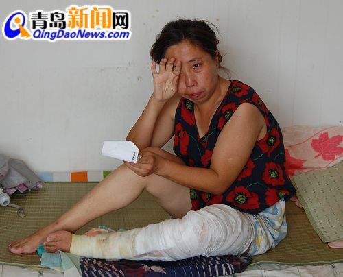 九龄童为给妈妈治病 捡瓶子卖钱赢得爱心(图)