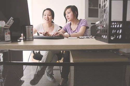 北川女孩开网店自当模特 记者担任摄影师(图)
