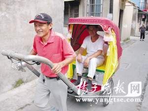 扬州“骆驼祥子”自制黄包车免费拉客游览