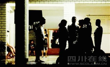 崇州职中学生群殴 喊家长数十人当街混战