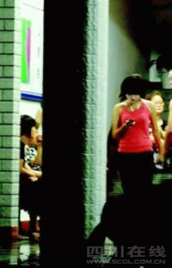 崇州职中学生群殴 喊家长数十人当街混战