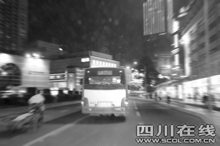 成都58路公交车闹市冒黑烟近40名乘客疏散