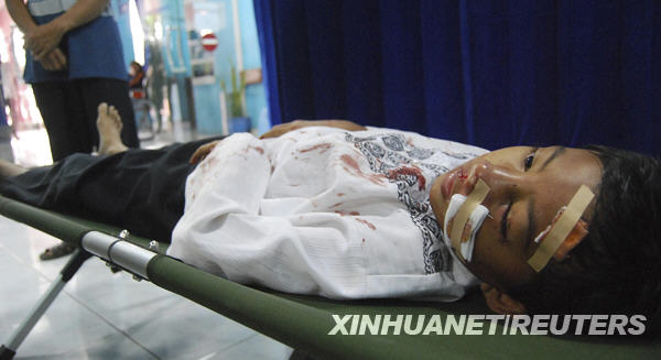 9月2日,在印度尼西亚西爪哇省打横镇,一名在地震中受伤的男孩在医院接受救治。